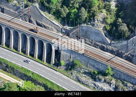 Frankreich, Lot, Bas Quercy, Mercues, Eisenbahn Fluss und Straße (Luftbild) Stockfoto