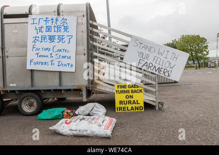 Bandon, Cork, Irland. 30 August, 2019. Trotz einem Gericht injuction, Landwirte weiterhin außerhalb des ABP Verarbeitungsbetrieb in Bandon, Co.Cork zu protestieren. Gruppe der Landwirte haben bereits das Ergebnis der Gespräche in der vergangenen Woche abgelehnt, die darauf abzielen, die bessere Preise fuer Rindfleisch und werden weiterhin ihre streikposten. Kredit; David Creedon/Alamy leben Nachrichten Stockfoto