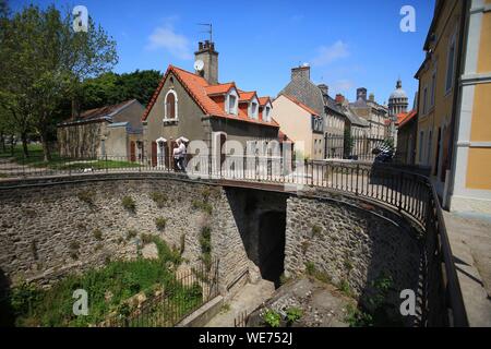 Frankreich, Pas de Calais, Boulogne-sur-Mer, den Stadtmauern der oberen Stadt von Boulogne-sur-Mer mit im Hintergrund, die Notre Dame de l'Immaculee Konzeption Basilika von Boulogne-sur-Mer // Stockfoto