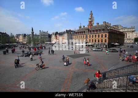 Frankreich, Nord, Lille, Place du General De Gaulle oder Grand Place mit der Statue der Göttin auf der Säule und dem Glockenturm Stockfoto