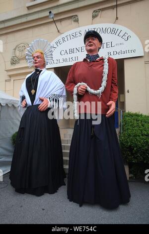 Frankreich, Pas de Calais, Boulogne-sur-Mer, Fête de la Beuriere, Zabelle (links) und ihr Ehemann Batisse (rechts) sind Riesen von Prozessionen und Umzüge im Jahr 1923 eingeweiht. Sie sind die Symbole von Boulogne-sur-Mer Stockfoto