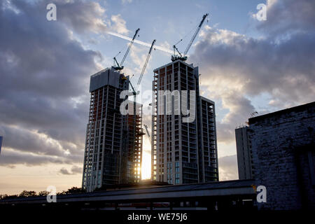 Sonnenuntergang Geschossen des neuen, noch im Bau, Victoria Square Entwicklung in Woking, Surrey. Stockfoto