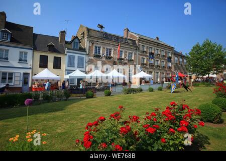 Frankreich, Somme, Saint Valery en Somme, Place St Martin in der mittelalterlichen Stadt St Valery sur Somme Stockfoto