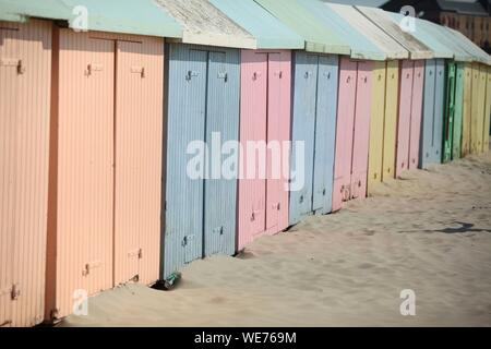 Frankreich, Nord-Pas-de-Calais", Berck-sur-Mer, Côte d'Opale, Kabinen am Strand von Berck-sur-Mer am Morgen Stockfoto