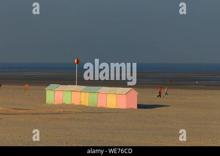 Frankreich, Nord-Pas-de-Calais", Berck-sur-Mer, Côte d'Opale, Kabinen am Strand von Berck-sur-Mer am Morgen Stockfoto