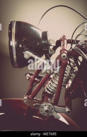 Nahaufnahme eines klassischen Oldtimer Motorrad Scheinwerfer. Stockfoto