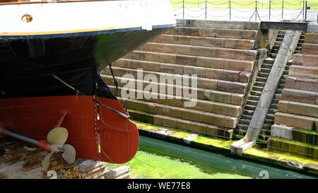 Riverside Treppe mit konkreten Schritten in grün Moos bedeckt, Belfast Stockfoto