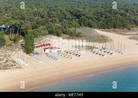 Frankreich, Charente Maritime, Ile d'Oleron Saint Georges d'Oleron, Boyardville Katamarane am Strand (Luftbild) Stockfoto