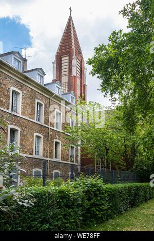 Frankreich, Paris, entlang der GR® Paris 2024, metropolitan Weitwanderweg in Unterstützung von Paris Angebot für die 2024 olympischen Spiele erstellt, Saint-Lambert Bezirk, Saint-Antoine de Padoue Kirche und Kardinal Verdier Square Stockfoto