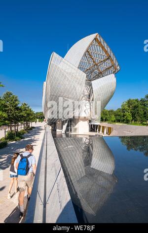 Frankreich, Paris, entlang der GR® Paris 2024, metropolitan Weitwanderweg in Unterstützung von Paris Angebot für die 2024 olympischen Spiele erstellt, Bois de Boulogne, Louis Vuitton Foundation entworfen vom Architekten Frank Gehry Stockfoto