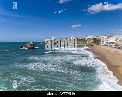 Frankreich, Pyrenees Atlantiques, Baskenland, Biarritz, den Leuchtturm von Pointe Saint Martin und den Grande Plage (Luftbild) Stockfoto