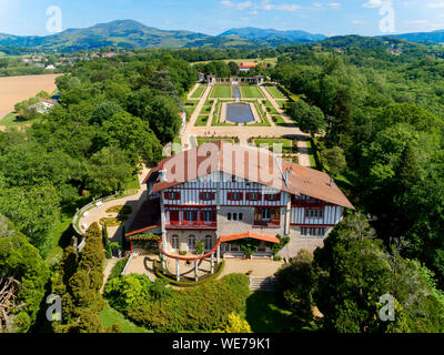 Frankreich, Pyrenees Atlantiques, Baskenland, Cambo-les-Bains, die Villa Arnaga und seinem französischen Garten, Museum und Edmond Rostand Haus der Neo baskischen Stil (Luftbild) Stockfoto