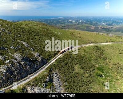 Frankreich, Pyrenees Atlantiques, Baskenland, Carqueiranne, La Rhune, die rhune Zug, wenig Zahnradbahn (Luftbild) Stockfoto