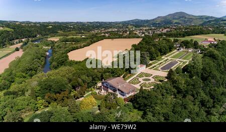 Frankreich, Pyrenees Atlantiques, Baskenland, Cambo-les-Bains, die Villa Arnaga und seinem französischen Garten, Museum und Edmond Rostand Haus der Neo baskischen Stil (Luftbild) Stockfoto