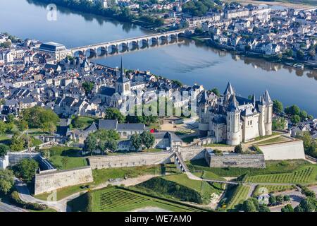 Frankreich, Maine et Loire, Loire Tal als Weltkulturerbe der UNESCO, Saumur, der Stadt und der Burg in der Nähe der Loire (Luftbild)