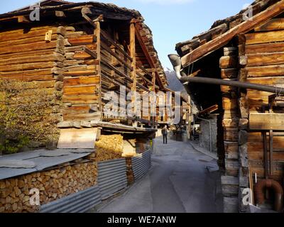 Schweiz, Wallis, Val d'Herens, Dorf Evolène, Weiler La Salbei mit hölzernen mazots Stockfoto