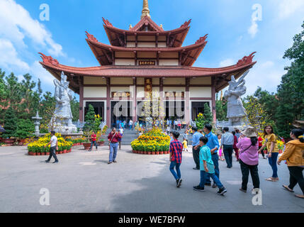 Architektur Tempel in morgen Neujahr Blumen im Vorgarten angezogen Buddhisten kulturellen spirituellen in Ho Chi Minh, Vietnam besuchen Sie Stockfoto