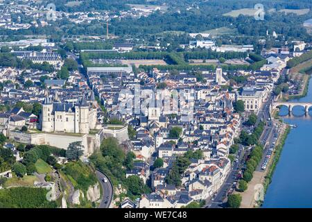 Frankreich, Maine et Loire, Loire Tal als Weltkulturerbe der UNESCO, Saumur, der Stadt und der Burg in der Nähe der Loire (Luftbild) Stockfoto