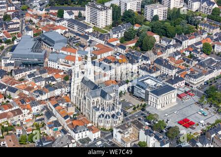 Frankreich, Maine et Loire, Cholet, Kirche Notre Dame und das Zentrum der Stadt (Luftbild) Stockfoto