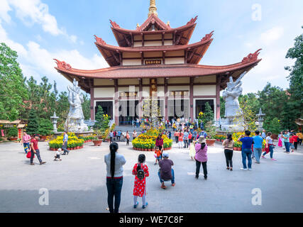 Architektur Tempel in morgen Neujahr Blumen im Vorgarten angezogen Buddhisten kulturellen spirituellen in Ho Chi Minh, Vietnam besuchen Sie Stockfoto