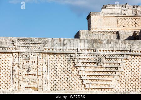 Mexiko, Yucatan, Uxmal, als Weltkulturerbe von der UNESCO, dem Nonnenkloster Viereck, symbolische Motive Stockfoto