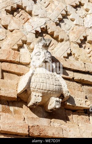 Mexiko, Yucatan, Uxmal, als Weltkulturerbe von der UNESCO, dem Nonnenkloster Viereck, Quetzal Skulptur Stockfoto