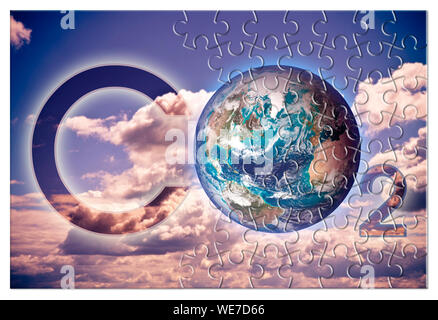 Vorhandensein von CO2 in der Atmosphäre - Konzept Bild mit einer Masse Bild. - Fotomontage mit Bild von der NASA. - Das Bild des Planeten Erde hat b Stockfoto
