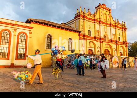 Mexico, Chiapas, San Cristóbal de las Casas, Ballons Verkäufer vor der Kathedrale und der 31 de marzo Square Stockfoto