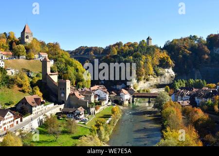 Schweiz, Kanton Freiburg, Fribourg, Saane Sarine Ufer (Fluss), Gotteron Tower Gate und Bern Holz- Covered Bridge Stockfoto