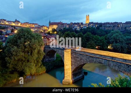 Schweiz, Kanton Freiburg, Fribourg, untere Stadt, Saane Sarine Ufer (Fluss), St John Bridge und San Nicolas Kathedrale Stockfoto