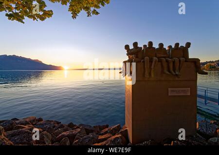 Suisse, Kanton Waadt, Genfer See, Montreux, Genfer See, Montreux Waterfront, lasst uns alle weiter mit Mars, Skulptur von Stephen Hawking Stockfoto