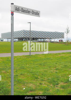 Herzogenaurach, Deutschland - 19 August 2019: Street Sign und Gebäude namens Arena, das neue 2019 eröffnet Hauptsitz des globalen Sport der Marke Adidas Stockfoto