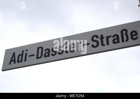 Herzogenaurach, Deutschland - 19 August 2019: Street Sign nach dem Firmengründer Adi Dassler vor der neuen Adidas Headquarter benannt Stockfoto