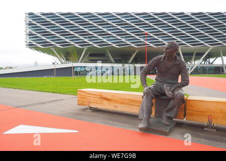 Herzogenaurach, Deutschland - 19 August 2019: Bronze Statue der Firmengründer Adi Dassler vor der neuen Adidas Headquarter Stockfoto