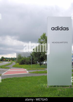 Herzogenaurach, Deutschland - 19 August 2019: zentrale Zeichen der globalen Sport der Marke Adidas Stockfoto