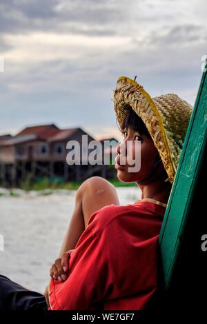 Kambodscha, Kompong Kleang oder Kampong Kleang, Dorf auf dem Tonle Sap See, junge Fischer Stockfoto