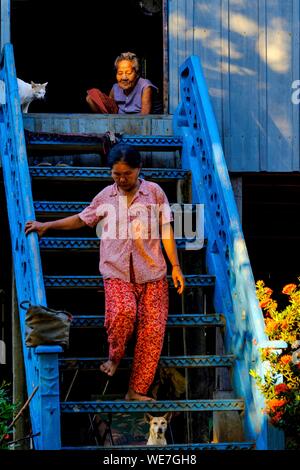 Kambodscha, Kompong Thom Provinz Kompong Thom oder Kampong Thom, Frau an der Tür Ihres home Stockfoto