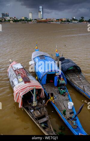 Kambodscha, Phnom Penh, Cham ethnische Gruppe Menschen, die auf ihren Booten Stockfoto