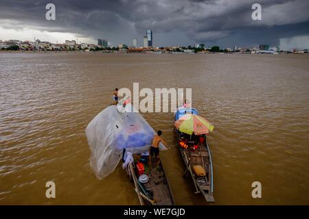 Kambodscha, Phnom Penh, Cham ethnische Gruppe Menschen, die auf ihren Booten Stockfoto