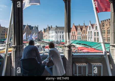 Belgien, Westflandern, Brügge, historischen Zentrum als Weltkulturerbe von der UNESCO, der Grand Place, Restaurant Terrassen aufgeführt und Giebelhaus Stockfoto