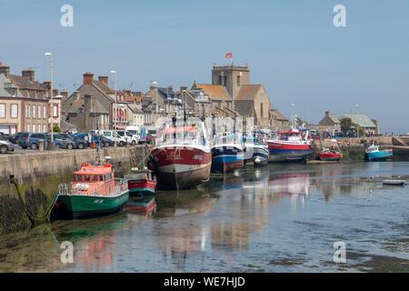 Frankreich, Manche, Cotentin, Barfleur, "Les Plus beaux villages de France (Schönste Dörfer Frankreichs), den Hafen und die St. Nicolas Kirche aus dem 17. bis 19. Stockfoto