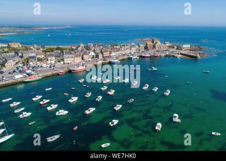 Frankreich, Manche, Cotentin, Barfleur, "Les Plus beaux villages de France (Schönste Dörfer Frankreichs), den Hafen und die St. Nicolas Kirche aus dem 17. Jahrhundert (Luftbild) Stockfoto