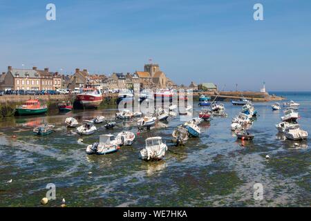 Frankreich, Manche, Cotentin, Barfleur, "Les Plus beaux villages de France (Schönste Dörfer Frankreichs), den Hafen und die St. Nicolas Kirche aus dem 17. bis 19. Stockfoto