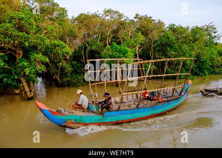 Kambodscha, Kompong Phluc oder Kampong Phluc, in der Nähe von Siem Reap, Fischer in der Nähe der überschwemmten Wald am Ufer des Tonlé Sap See Stockfoto