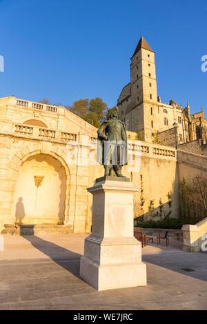 Frankreich, Gers, Auch, stoppen auf El Camino de Santiago, d ' Artagnan Statue, die Escalier monumentale und die Tour-d'Armagnac Stockfoto