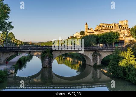 Frankreich, Gers, Auch auf El Camino de Santiago, die Ufer des Gers und im backgroung der Tour d'Armagnac und Sainte Marie Kathedrale stoppen Stockfoto