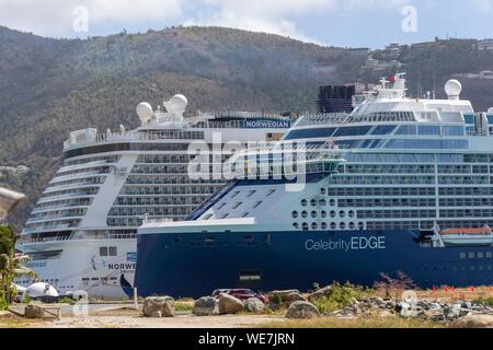 West Indies, British Virgin Islands, Tortola Island, Tortola, zwei Kreuzfahrtschiffe in der Stadt angedockt Stockfoto