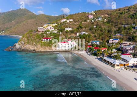 West Indies, British Virgin Islands, Tortola Island, menschenleeren Strand von Long Bay Beach, mit Blick auf die Hotels, Restaurants und Häuser vor dem türkisblauen Meer (Luftbild) Stockfoto