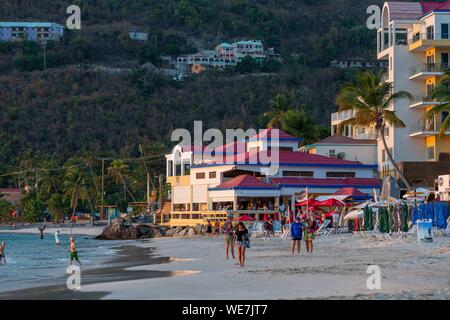 West Indies, British Virgin Islands, Tortola Island, auf Cane Garden Bay im letzten end-of-day Badestrand, im Hintergrund die berühmte Quitos bar Stockfoto