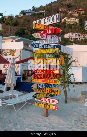 West Indies, British Virgin Islands, Tortola Island am Strand von Cane Garden Bay ein Wegweiser der verschiedenen Ziele der Welt. Stockfoto